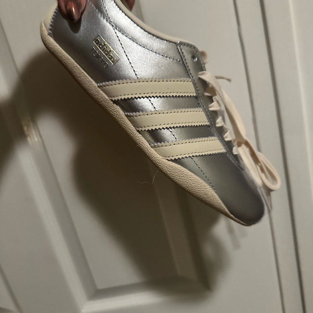 Adidas Originals Tokyo W Silver Metallic Sneakers – Women’s 6 – New with Tags
